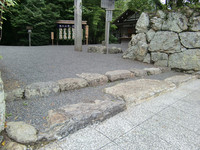 Medium_02　鳥居下の段差